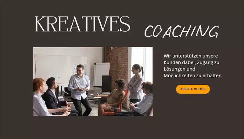 Eine Gruppe von Menschen sitzt in einem modernen Büro bei einem kreativen Coaching-Meeting. Ein Mann steht und spricht, während die anderen aufmerksam zuhören. An der Wand hängt ein Whiteboard. Text: 'Kreatives Coaching - Wir unterstützen unsere Kunden dabei, Zugang zu Lösungen und Möglichkeiten zu erhalten.' Ein Button mit der Aufschrift 'Arbeite mit mir' ist sichtbar.